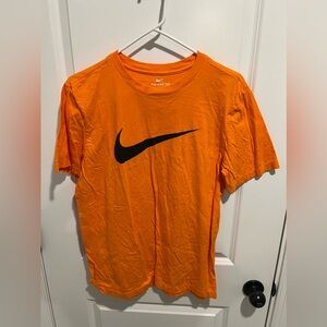 Nike t-shirt pre-owned size medium